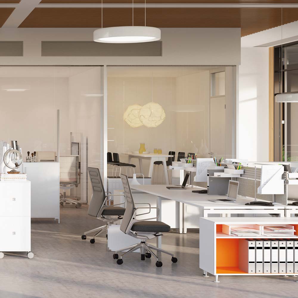 Ein modernes, helles Büro mit Glasfront und weißen Büromöbeln.