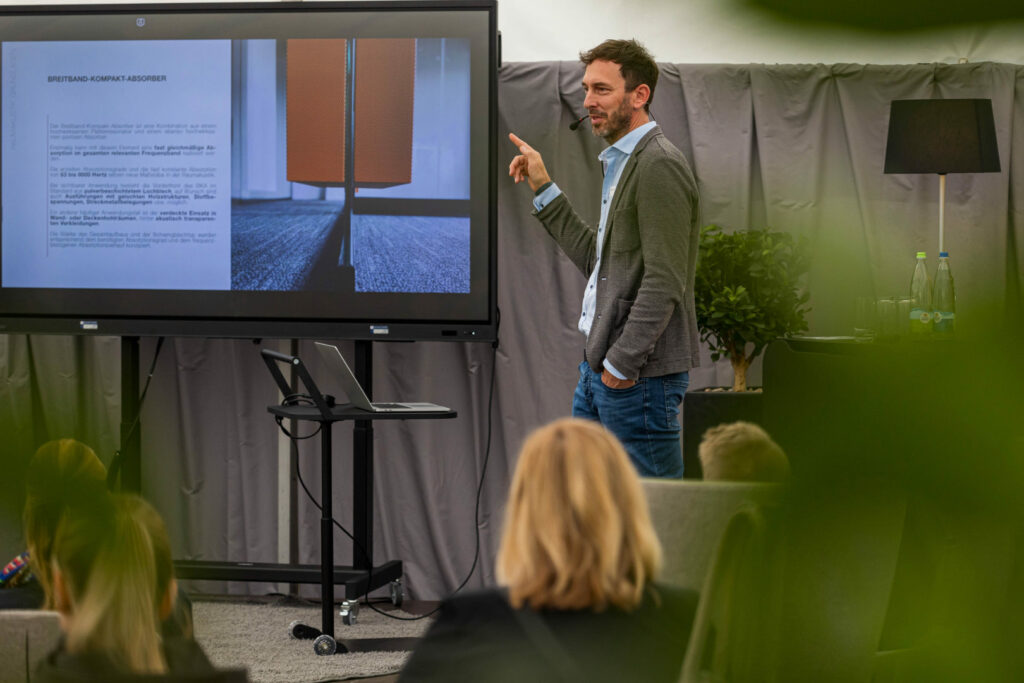 Diplom Ingenieur Holger Odorfer von roomarts referiert zum Thema Akustikoffice