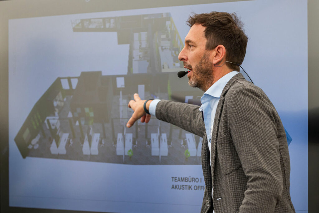 Holger Odorfer von roomarts bei seinem Vortrag bei den New Work Days in Neuendettelsau