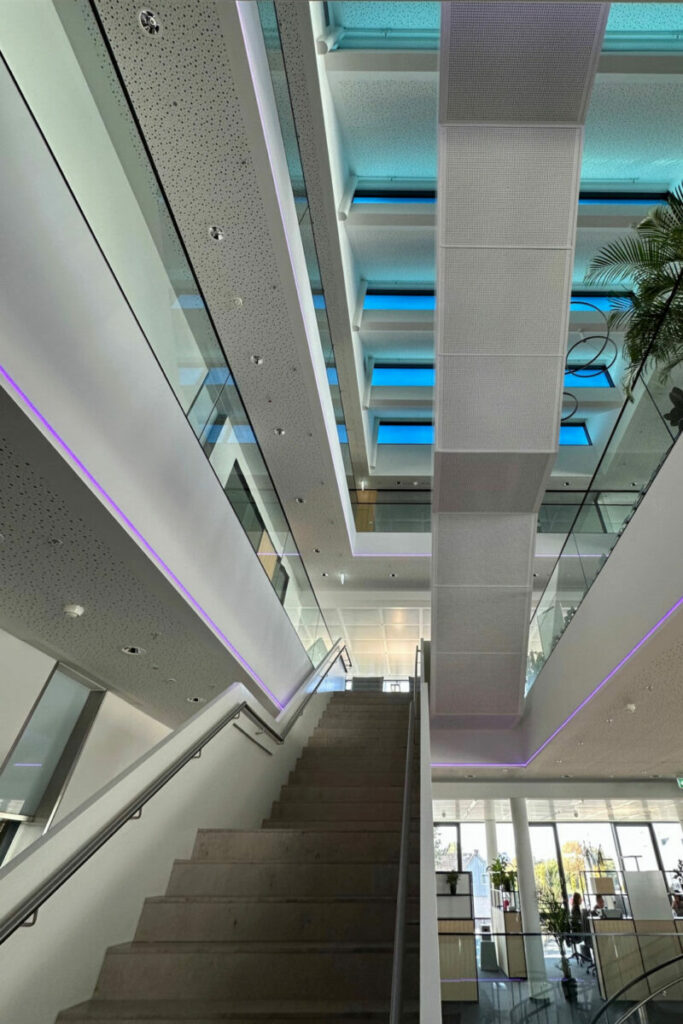 Blick ins Foyer und die oberen Geschosse, des multifunktionalen Bürogebäudes der KESSEL AG