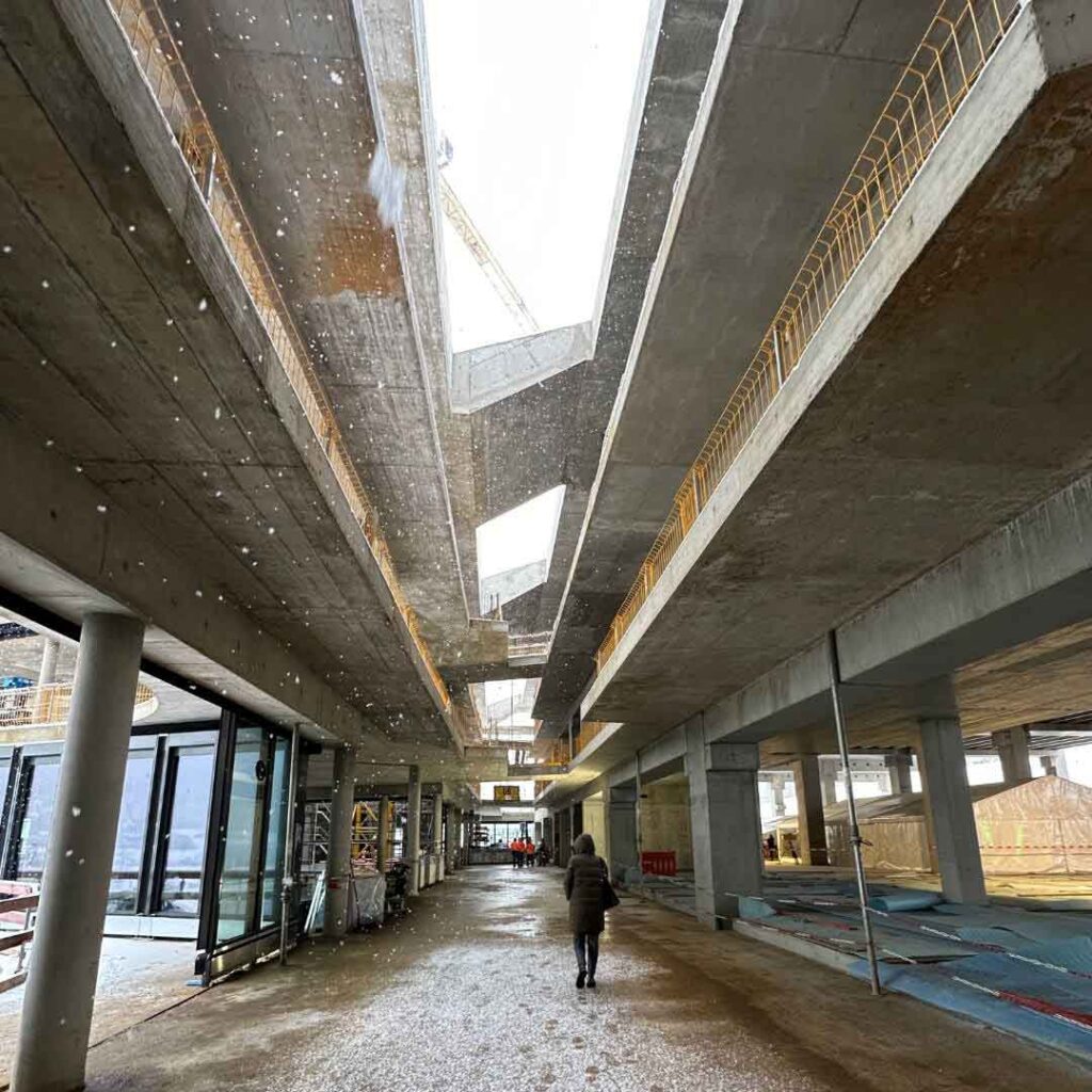 Blick durch das künftige Atrium des Neubaus des Redstone Campus der Hensoldt Optronics GmbH Oberkochen