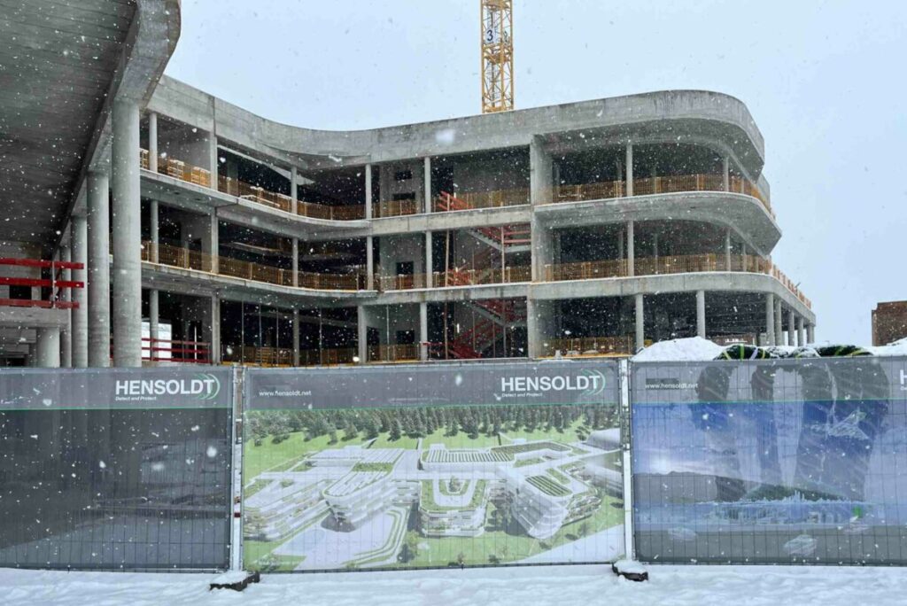 Aussenansicht des Rohbaus des entstehenden Campus mit 850 Arbeitsplätzen