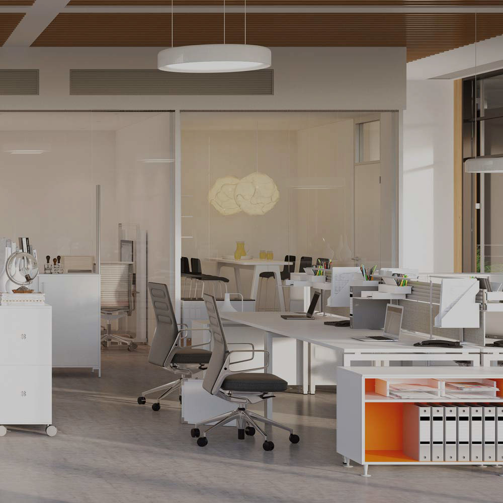 Ein modernes, helles Büro mit Glasfront und weißen Büromöbeln sowie leichtbau Bürostühlen.