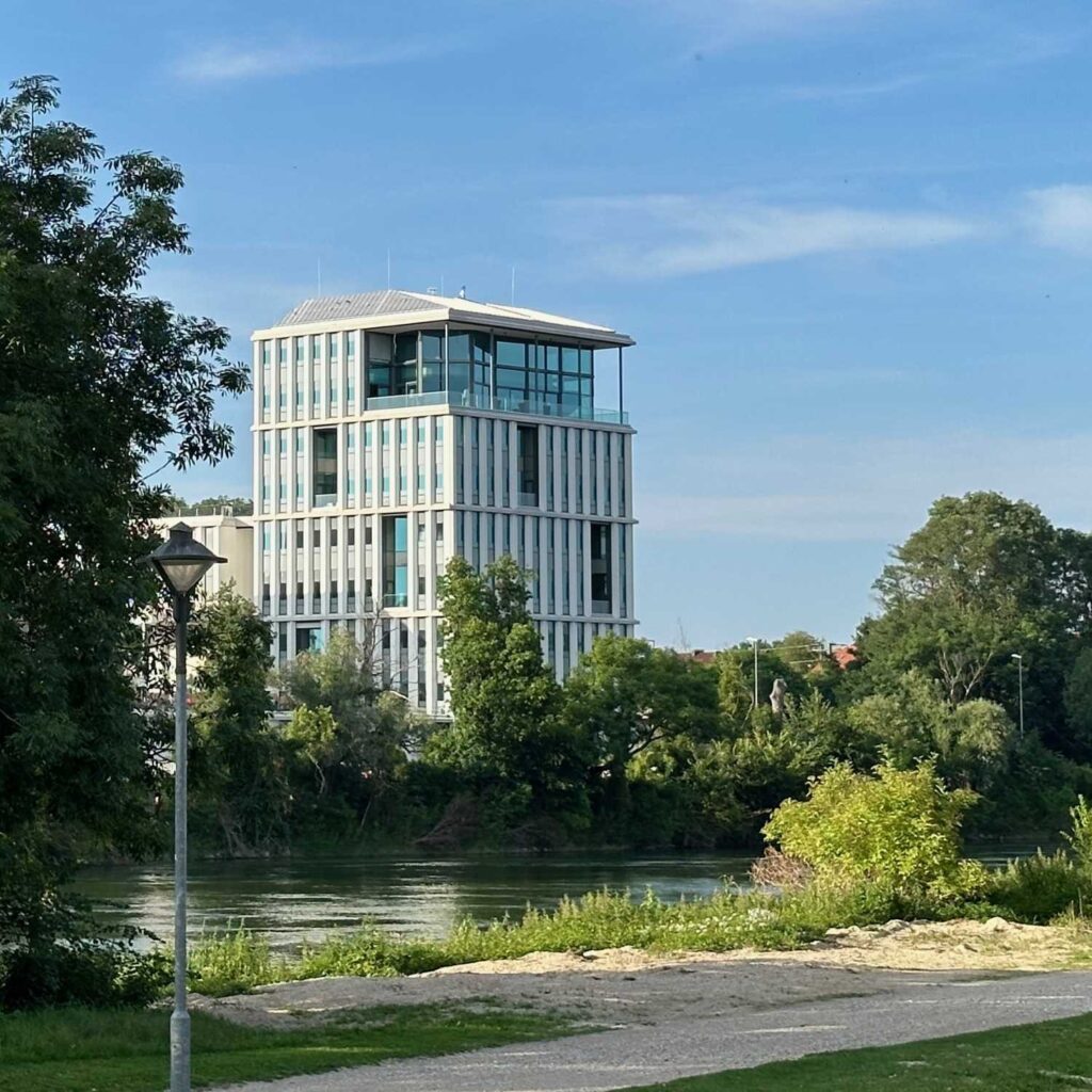 Gruenderzentrum in Ingolstadt Blick vom Klenzepark aus
