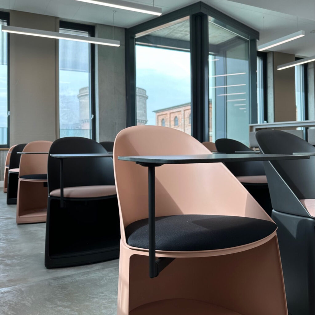 Konferenzstuehle im Konferenzbereich im Gruenderzentrum in den Raeumen von efs TechHub