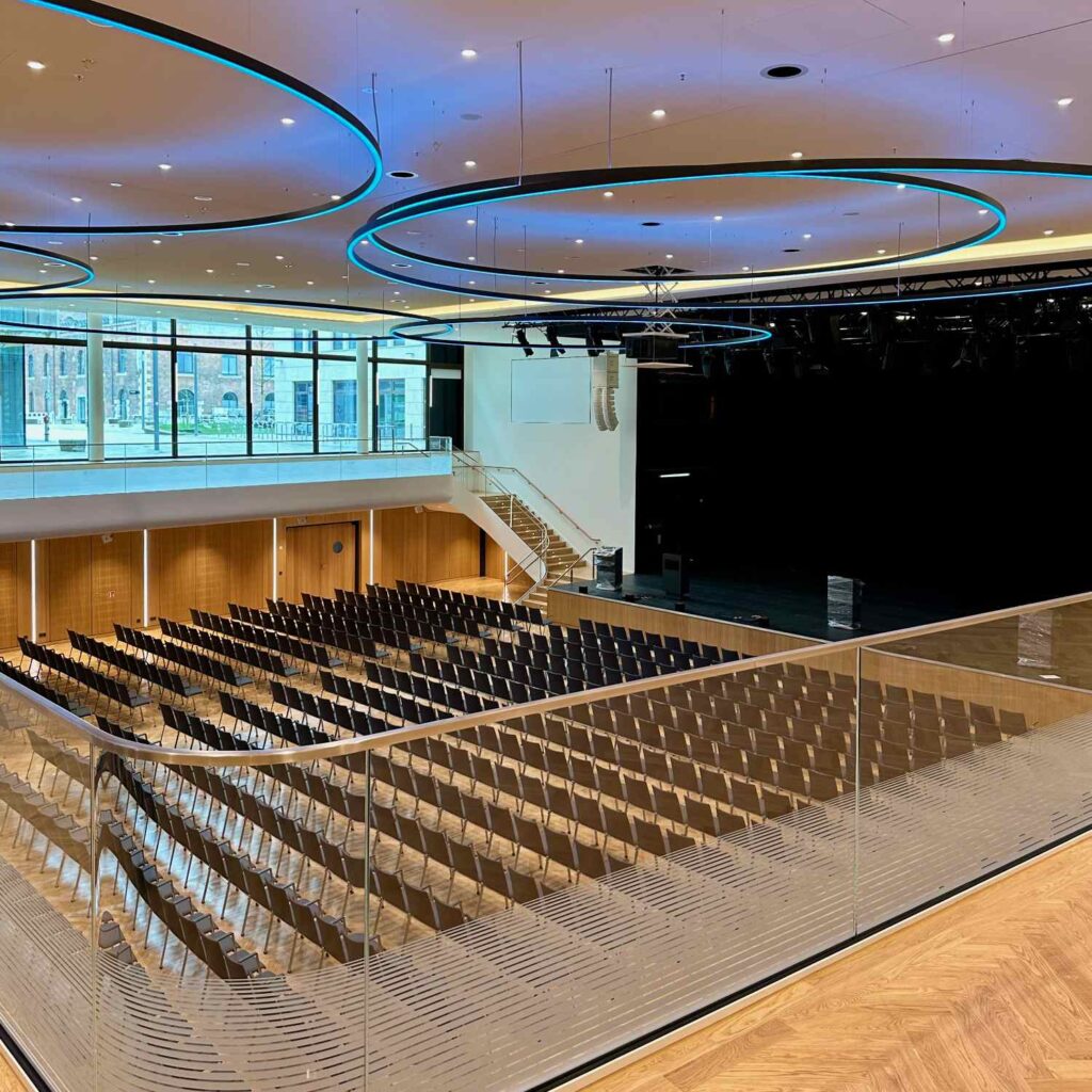 Maritim Congress Centrum Ingolstadt großer Saal bei Tag