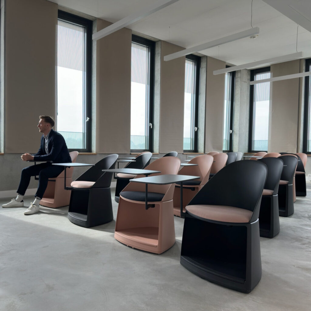 Softseating im Kavalier Dalwigk in Ingolstadt fuer efs TechHub GmbH von roomarts