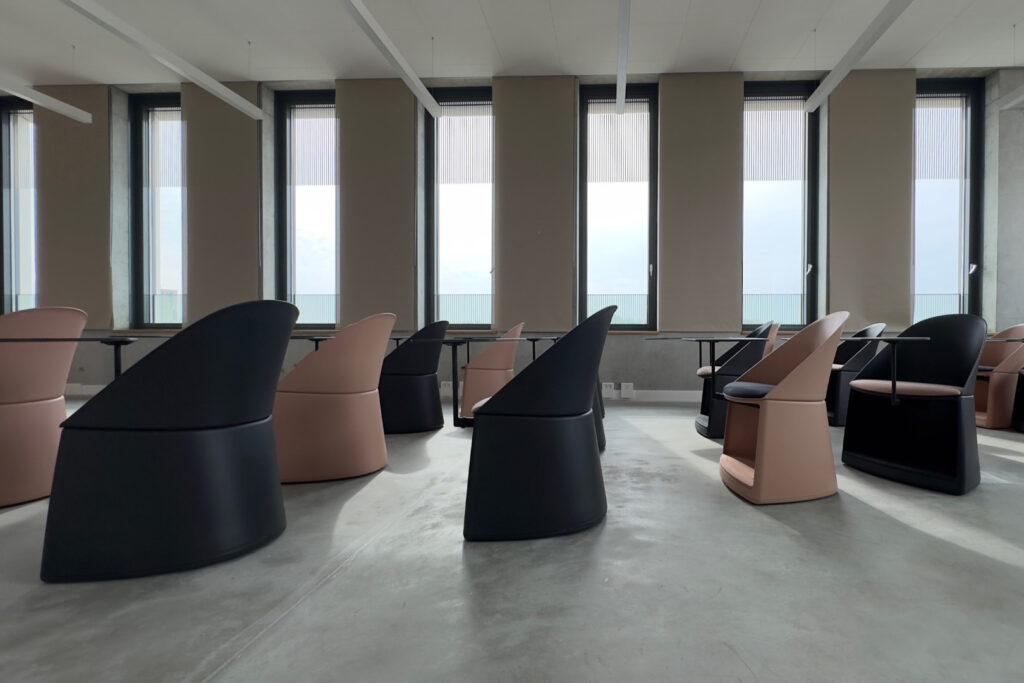 flexibles Mobiliar im Gruenderzentrum in Ingolstadt fuer efs TechHub GmbH von roomarts