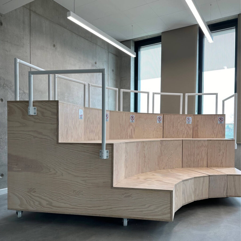 mobile Tribuene im Gruenderzentrum in Ingolstadt fuer efs TechHub GmbH von roomarts