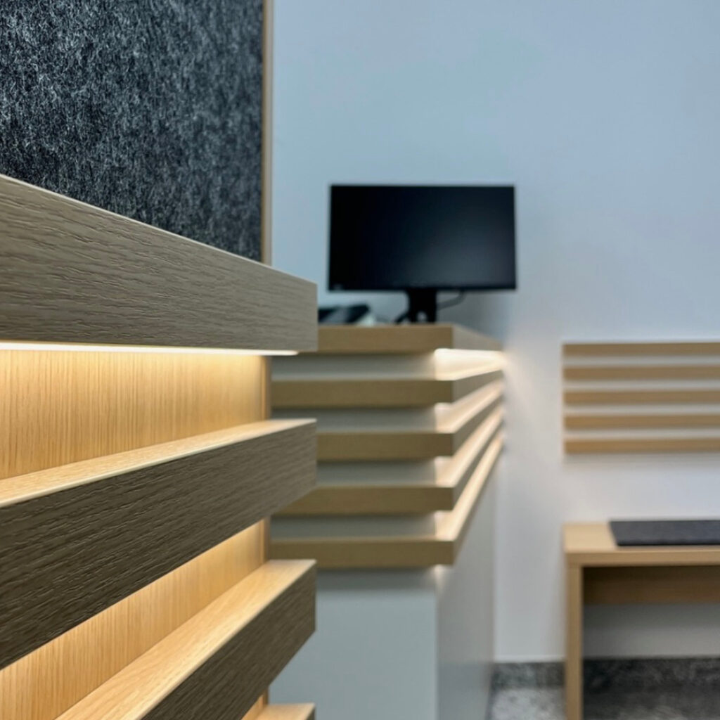 Thekendetail mit PET Filz und Wartebank im Rathaus Postbauer Heng von roomarts